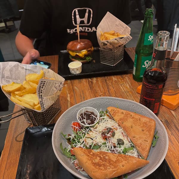 Loaded Fries bei Leo's Juice & Burger