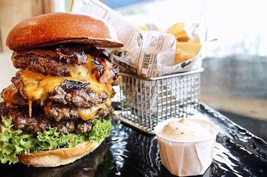 Triple Burger bei Leo's Juice & Burger