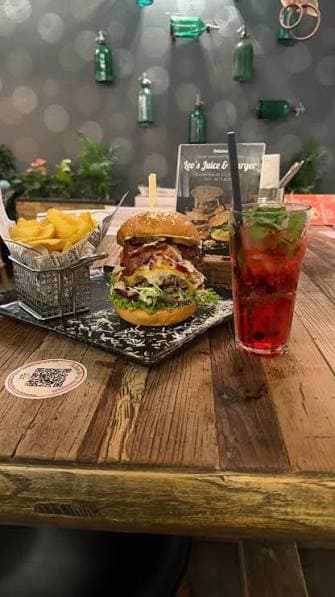 Wild Berry Saft und Burger bei Leo's