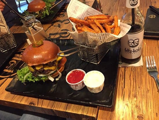 Burger mit Süßkartoffelpommes bei Leo's Juice & Burger